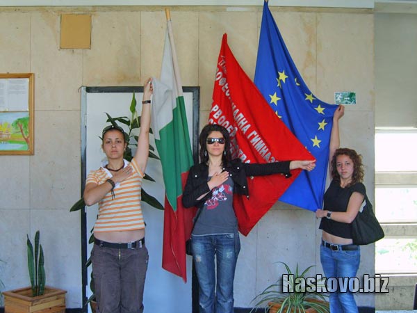 Миналогодишната директорка Златина Йорданова (първата от ляво на дясно)