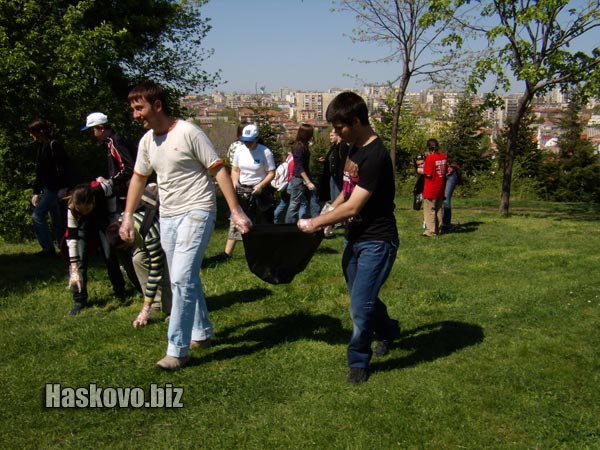 Ученици от ПМГ почистиха Ямача