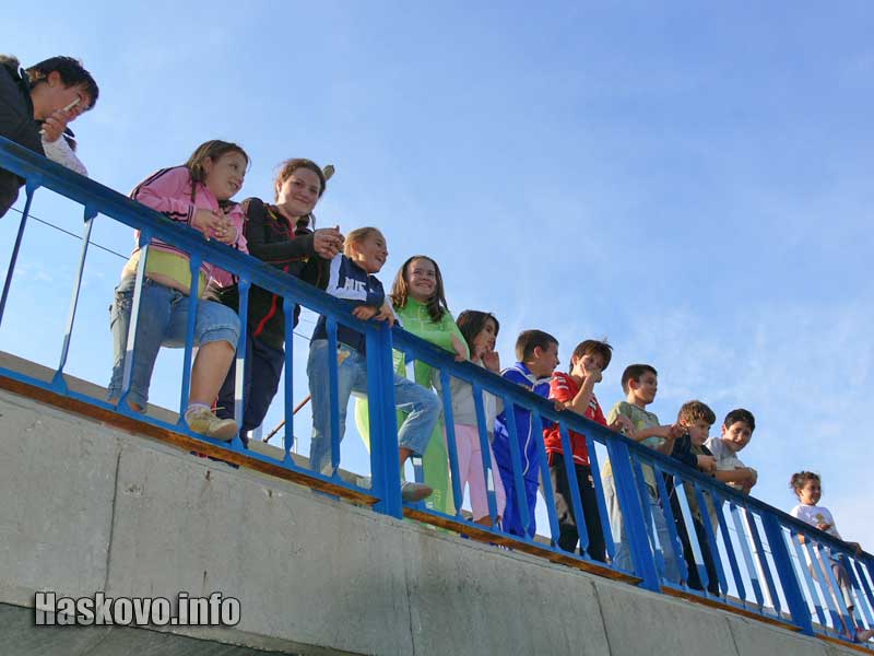 В края на шествието учениците посрещнаха своите учители