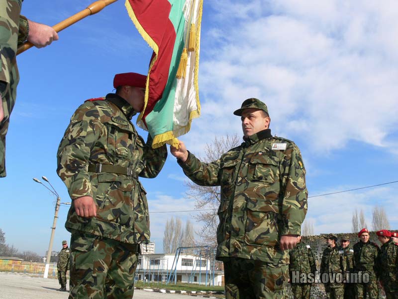 Наборниците се сбогуваха със знамето