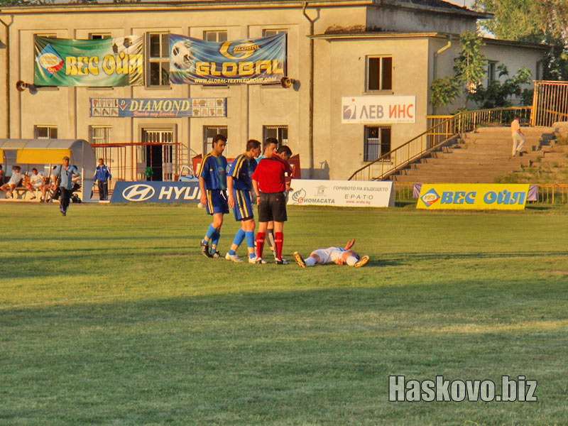 Драматичният момент, в който Ямуков получи червения си картон
