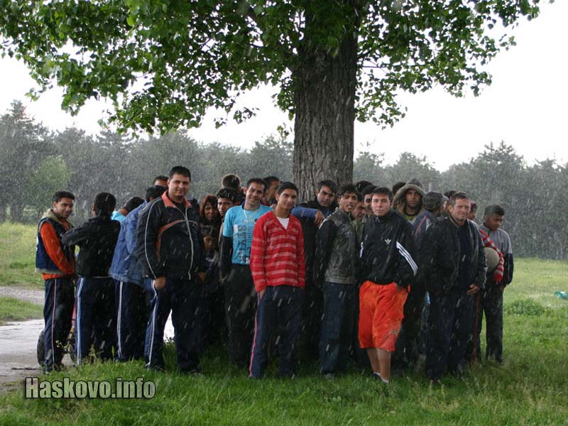 Дъждът уплаши феновете за кратко