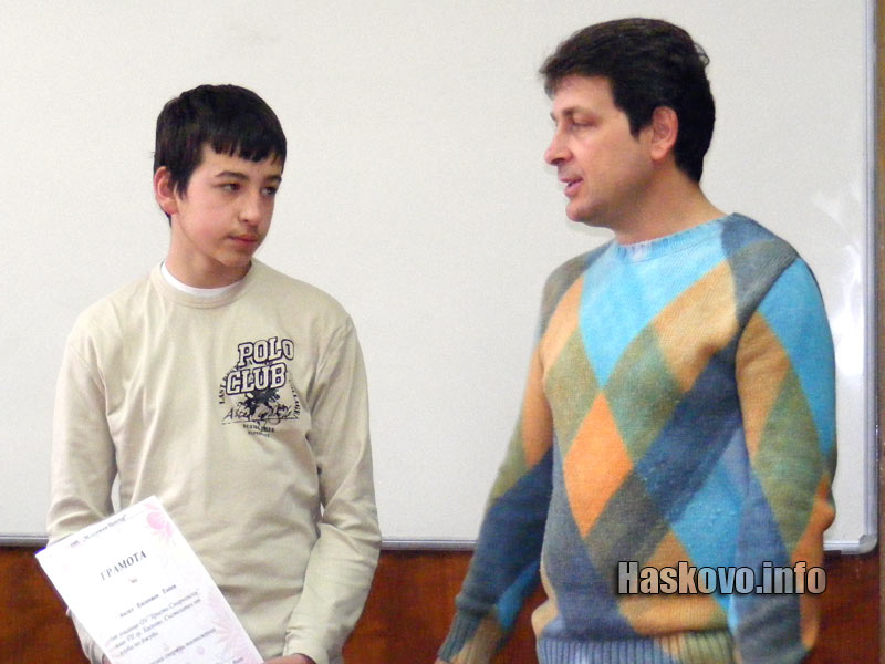 Ангел получи грамота от директора на Младежки център Деян Янев