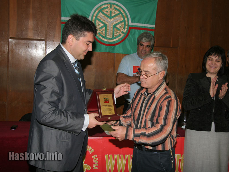 Стефан Димитров получи плакет от федерацията по борба