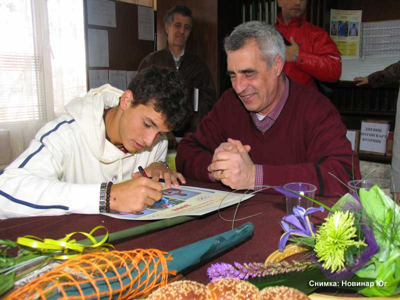 Един от първите, които получиха автограф от Григор, беше зам. директорът Ванко Дяков