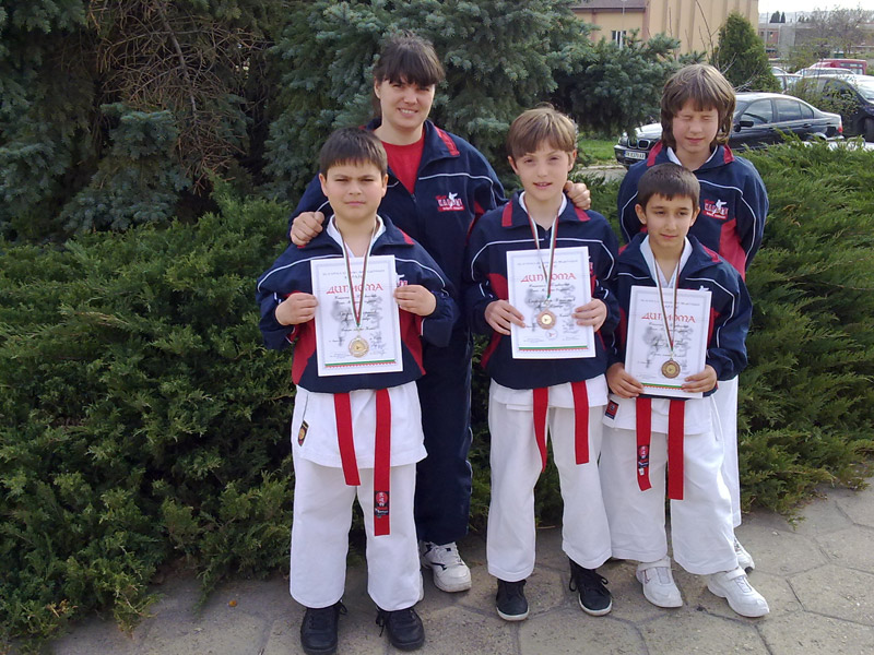 Нели Станчева с част от своите възпитаници