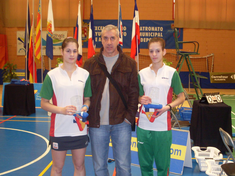 Габриела и Стефани с треньора си Станимир Бойчинов