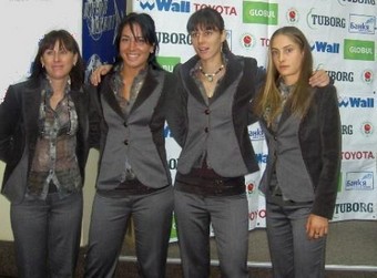 Диа (последната в дясно) с отбора на България