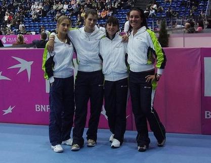 Диа (първата в ляво) с отбора