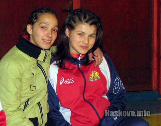 Валя Трандева (в дясно)