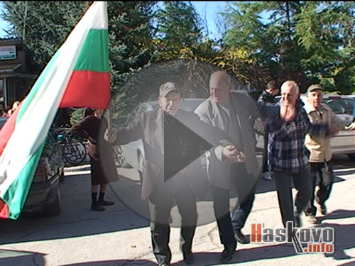 Бай Жеко играе хоро на 100 години