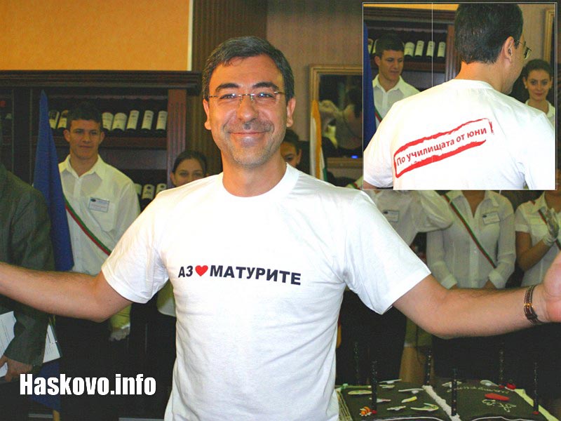 В Хасково министърът демонстрира любовта си към матурите