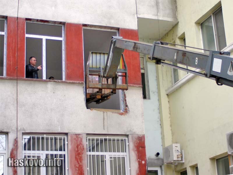 Директорът на болницата дава последни наставления на краниста