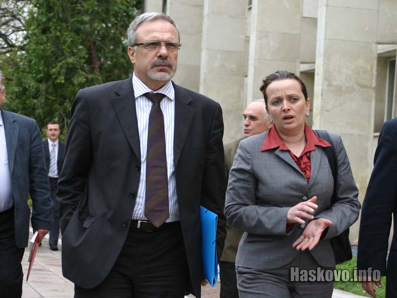 Министърът пристигна на червено събрание със синя папка