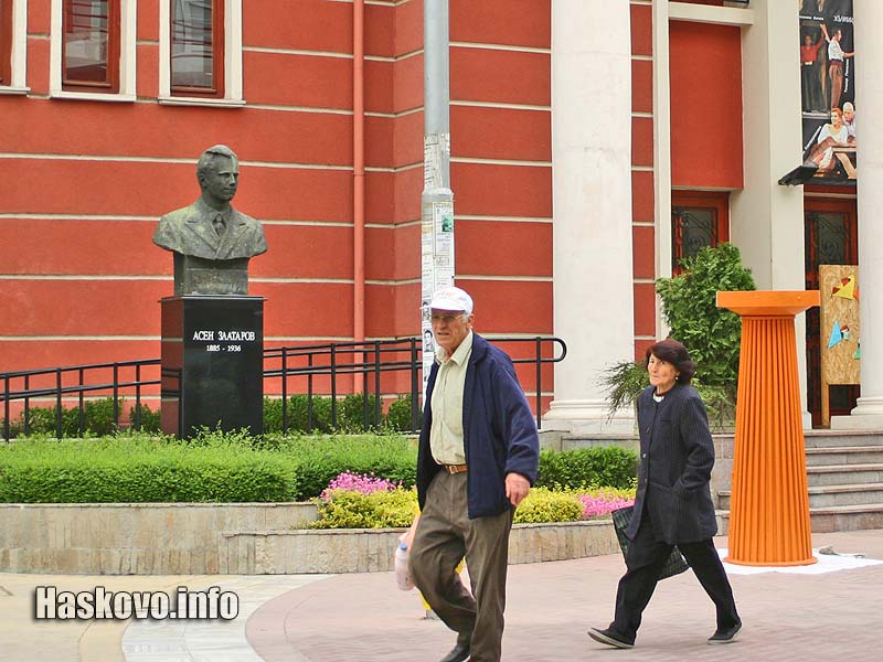 Паметника на Асен Златаров в Хасково