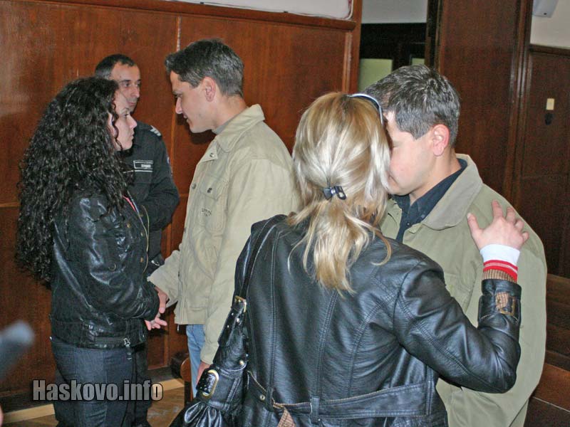 Братята бяха поздравени от приятелките си Братята бяха поздравени от приятелките си