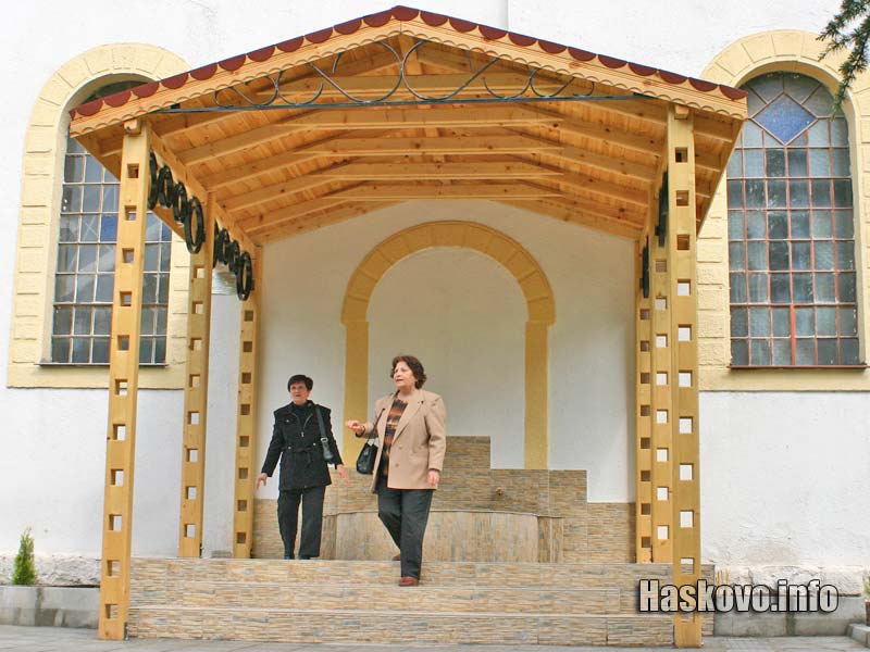 Осветяването на чешмата и олтара Осветяването на чешмата и олтара