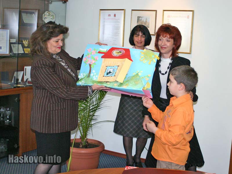 Картината, която децата подариха на общината