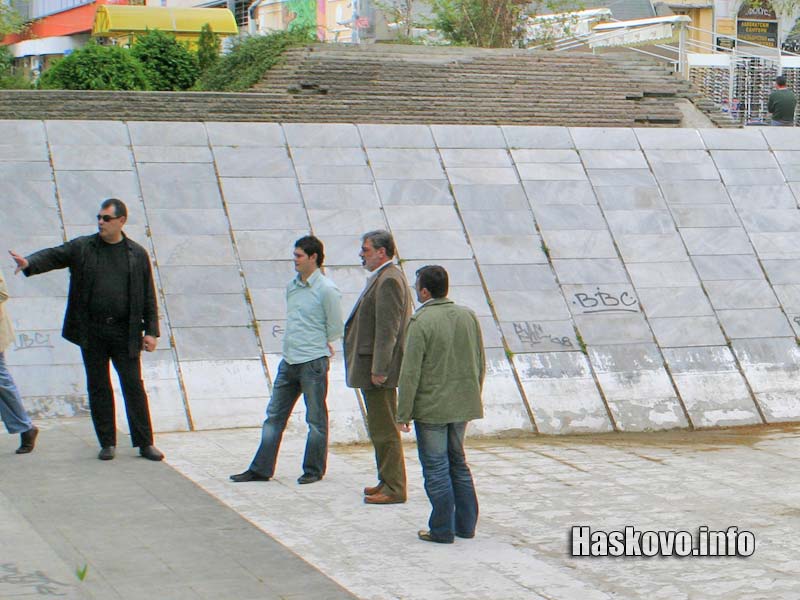 Георги Иванов и представители на изпълнителя на проекта