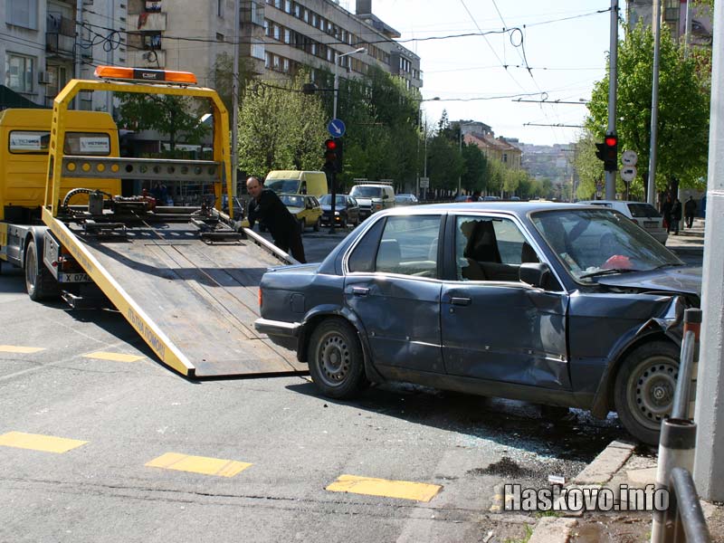 Вдигат катастрофиралото БМВ Вдигат катастрофиралото БМВ