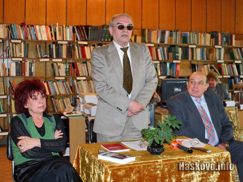 Евгений Гиндев (в средата)