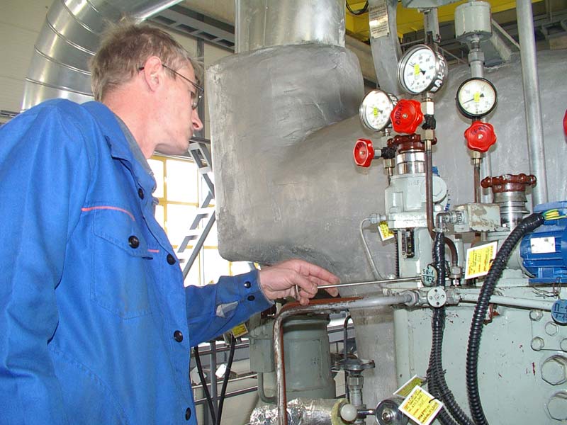 инж. Генадий Шилкин проверява изправността на измервателните уреди 