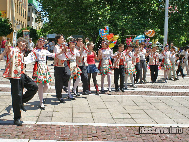 Хорото на площада