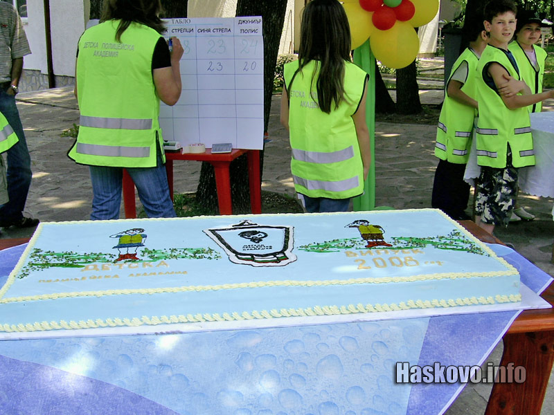 Празникът завърши с голяма торта за участниците