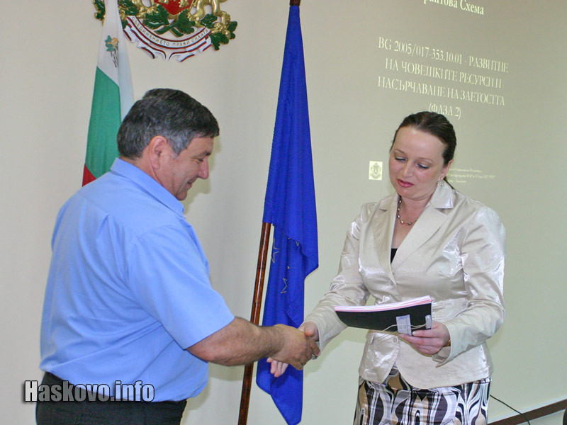 Райна Йовчева връчи лично договорите