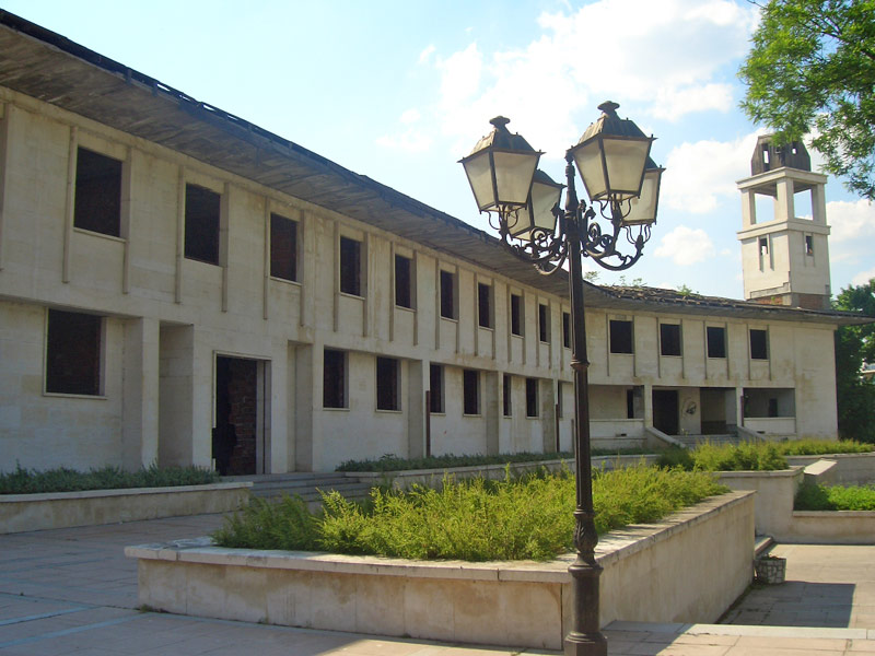 Недовършената сграда