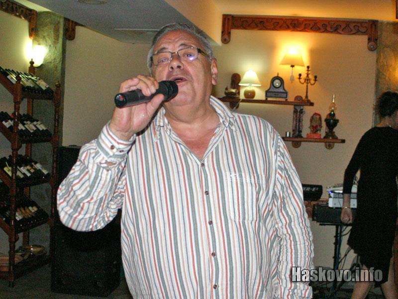 д-р Желязко Христов пее