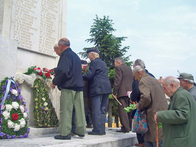 Ветераните поднесоха венци и цветя на паметника на героите
