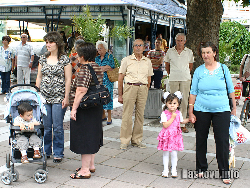 Хората спряха под воя на сирените