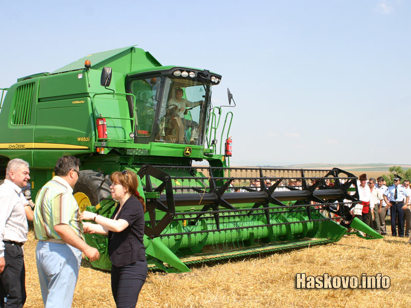 Стефан Димитров пръв се качи на новия комбайн на кооперацията