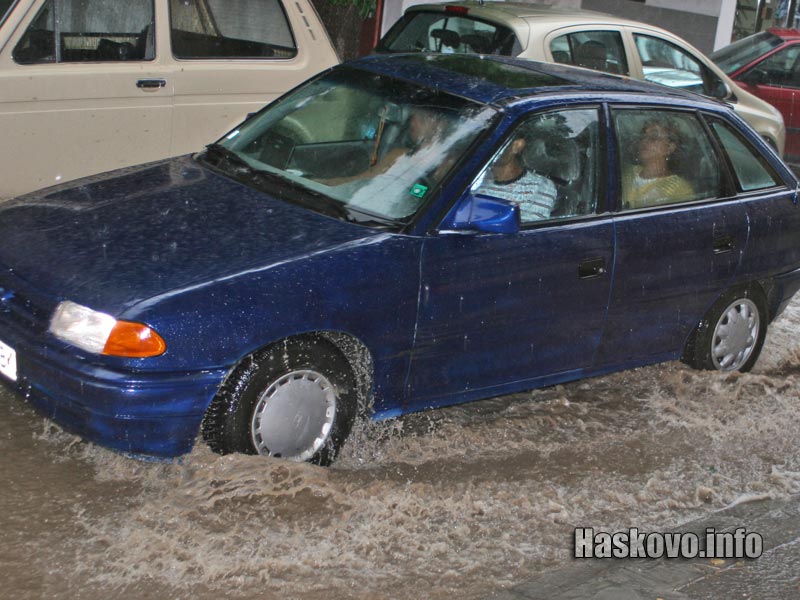 Централните улици на Хасково се пръвърнаха в реки