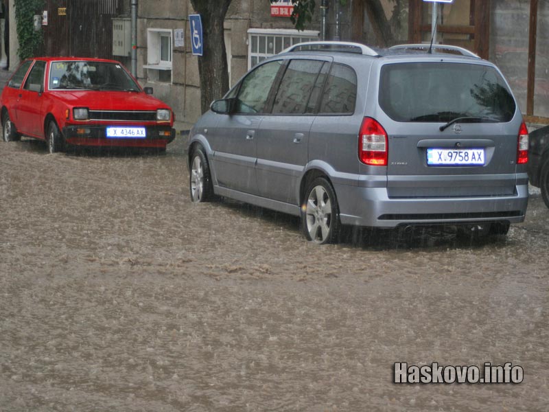 Централните улици на Хасково се пръвърнаха в реки