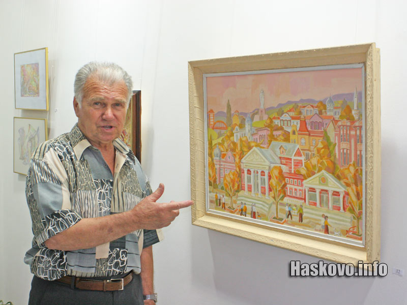 Михаил Павлов с картината с хасковски забележителности