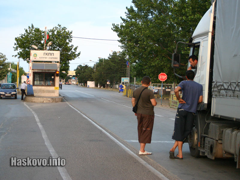Шофьорите на тировете чакаха часове