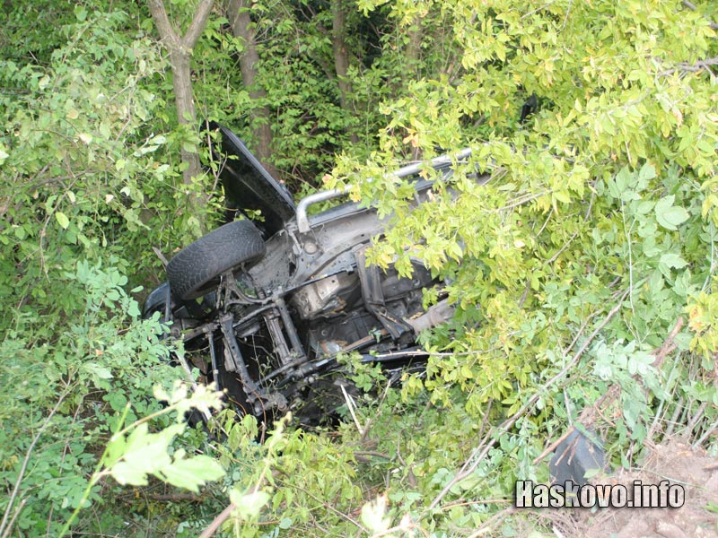 Джипът е излетял в дерето