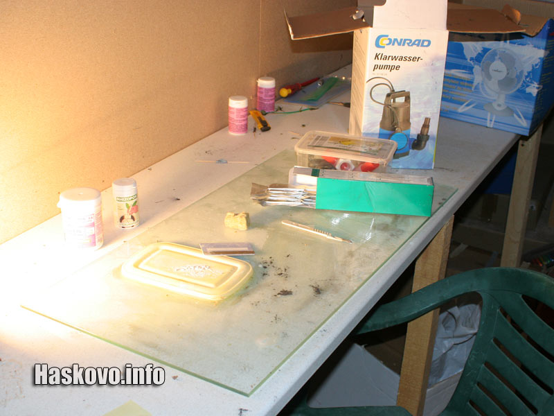 Двамата задържани са работели в специална лаборатория