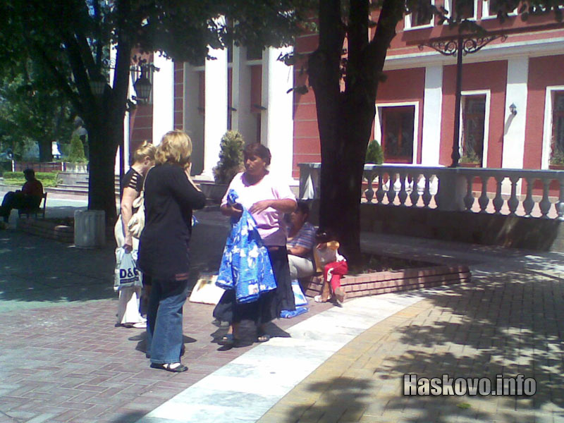 Ромките пред театъра