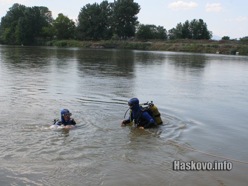 Водолази претърсиха стотици метри по реката