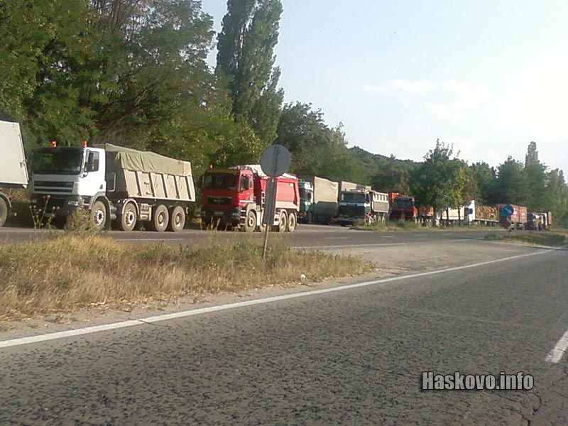 Десетки камиони бяха спрели на паркинга до Щъркелите в късния следобяд