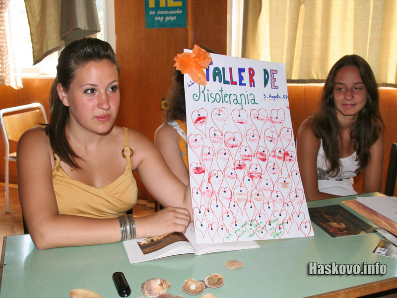 Младежите показаха таблото с целувки от участниците