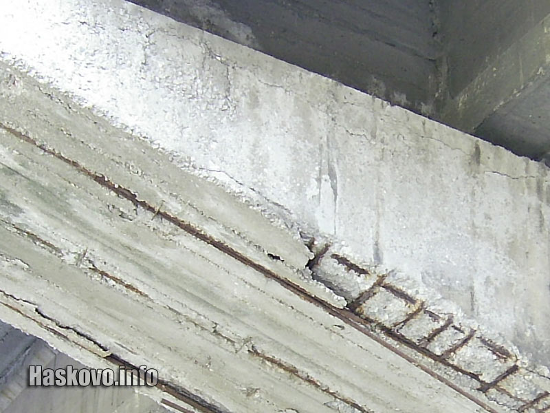 Напуканият бетон