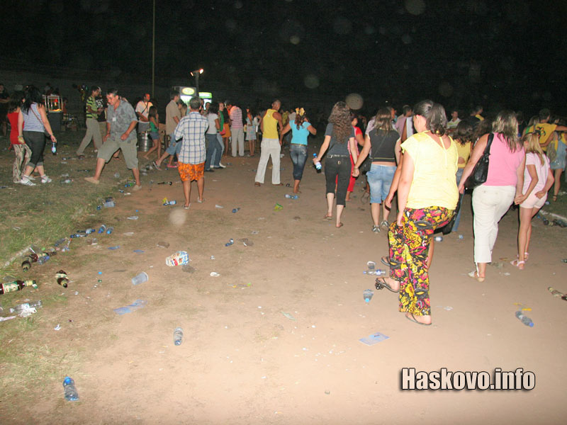 След зрителите на стадиона останаха боклуците