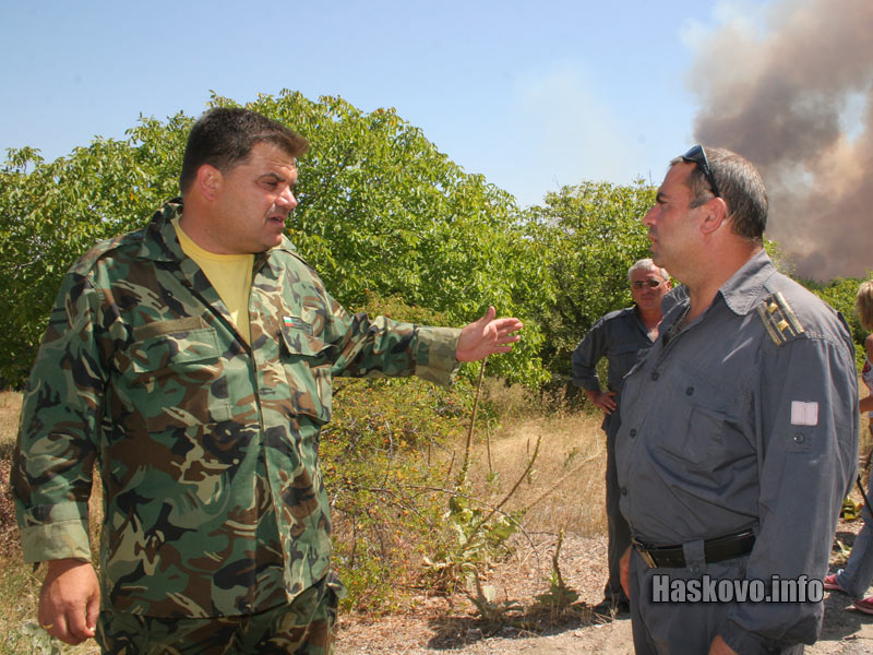 Атанас Ненков и зам.-шефът на Пожарната Димитър Колев