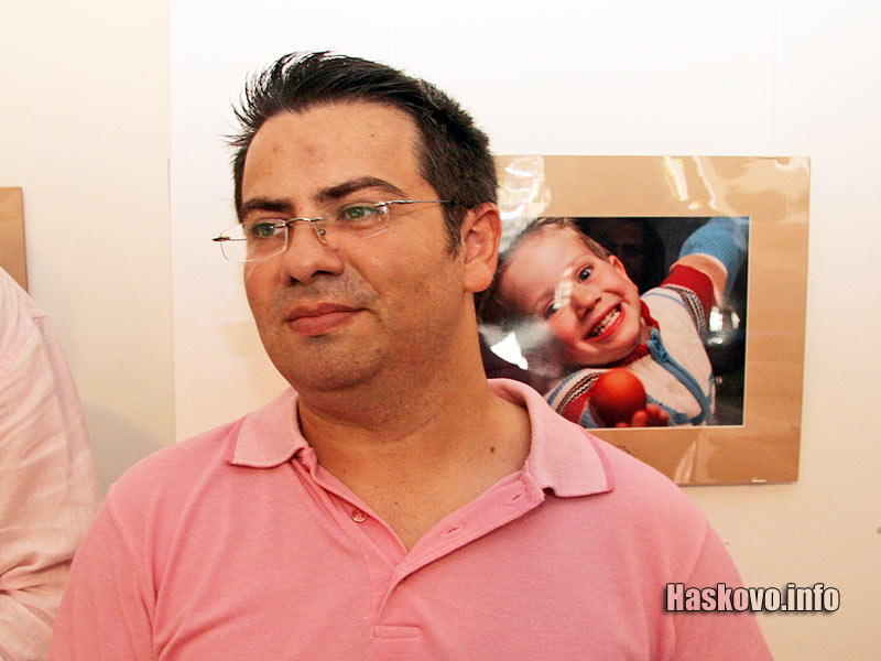 Славян Костов пред снимката си