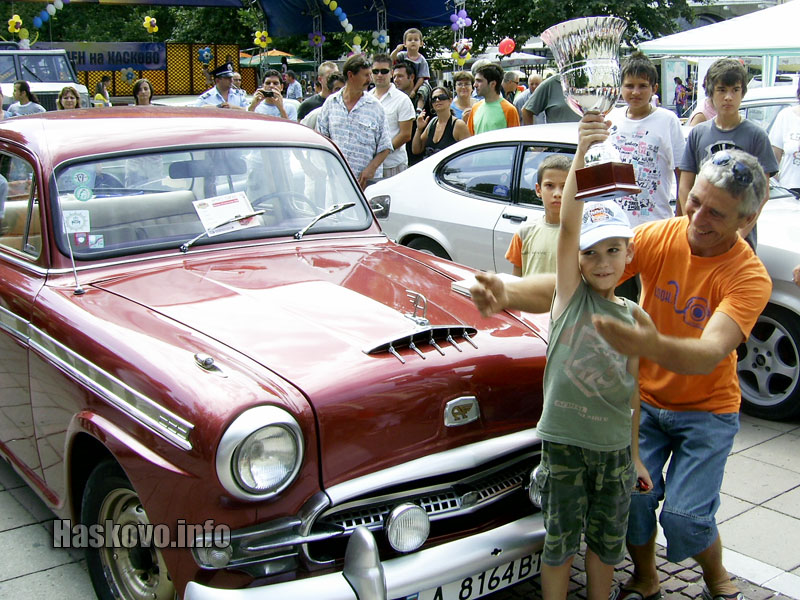 Тошко Желев с наградата на кмета
