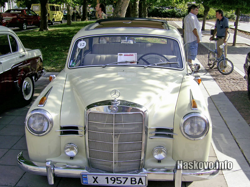 Ретро автомобил Ретро автомобил